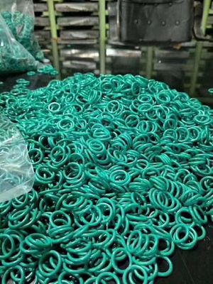 グリーン NBR/FKM/FFKM/EDPM/SI ゴムOリング OEM/ODM 圧縮模造 油耐性良好 16-30 N/mm 破裂強度