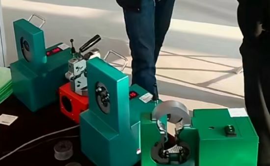 900W 3/4 インチ 220V AC ホース クリッピング マシン ディスプレイ制御