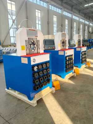 良い価格 3インチ電動 220v/380v 水力ホースクリッピングマシン 0.01mm 正確なPLC/ボトンの制御システムと 6-76mmクリッピング範囲 オンライン