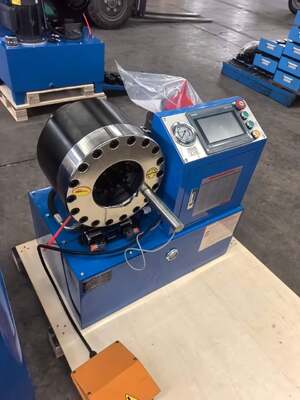 良い価格 2 インチ圧着最大 2.5 インチ範囲 6-51/64 ミリメートル PLC 制御システム高速交換金型ツールとラックと 10 個の交換可能なダイを備えた油圧ホース圧着機 220v/380v 電圧 オンライン