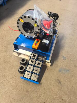 良い価格 12V/24V 電圧油圧ホース圧着機 600T 圧着力 10 ダイスと 6-51mm 範囲車載用 オンライン