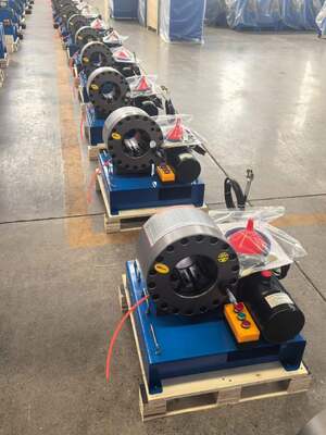 良い価格 12V/24V 電圧 2 インチ油圧ホース圧着機 600T 圧着力 10 ダイスと車の積載のための 6-51mm の範囲 オンライン